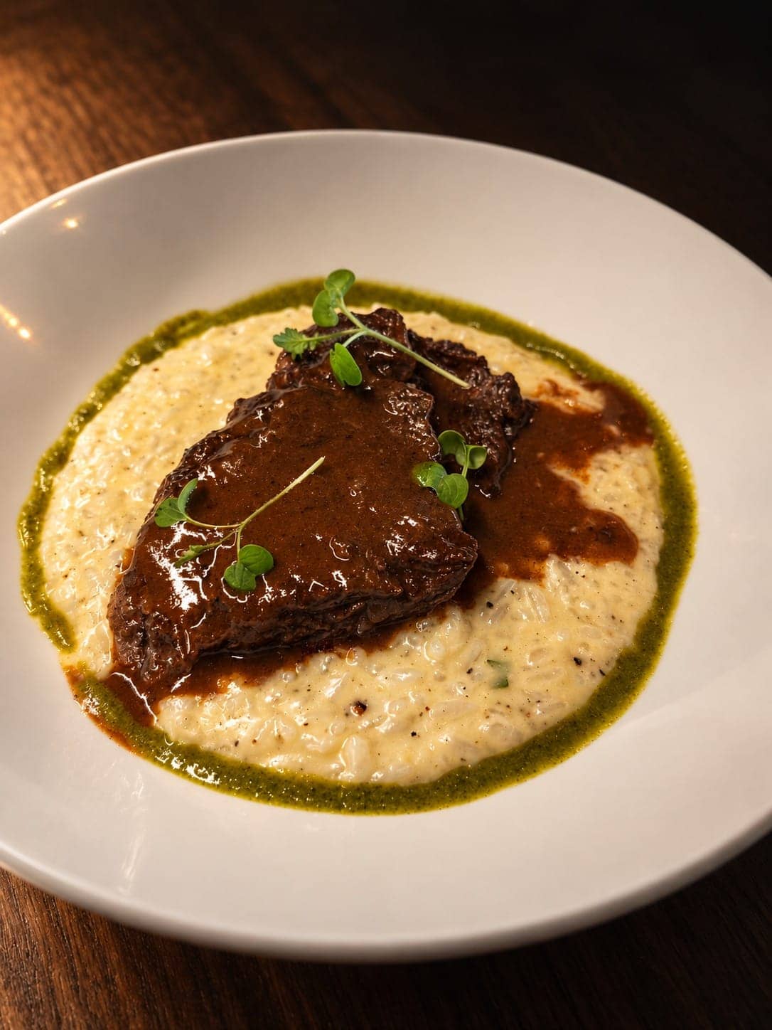 Risotto cacio e pepe con entraña braseada y salsa verde