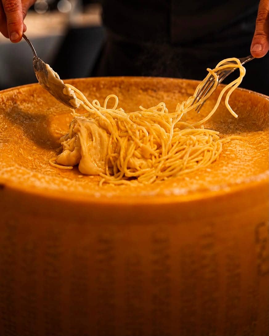 Spaghetti al formaggio servidos desde una horma de queso