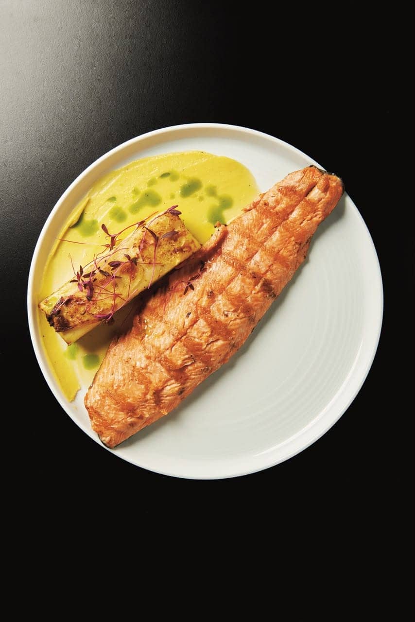 Trucha patagónica grillada con salsa de hierbas